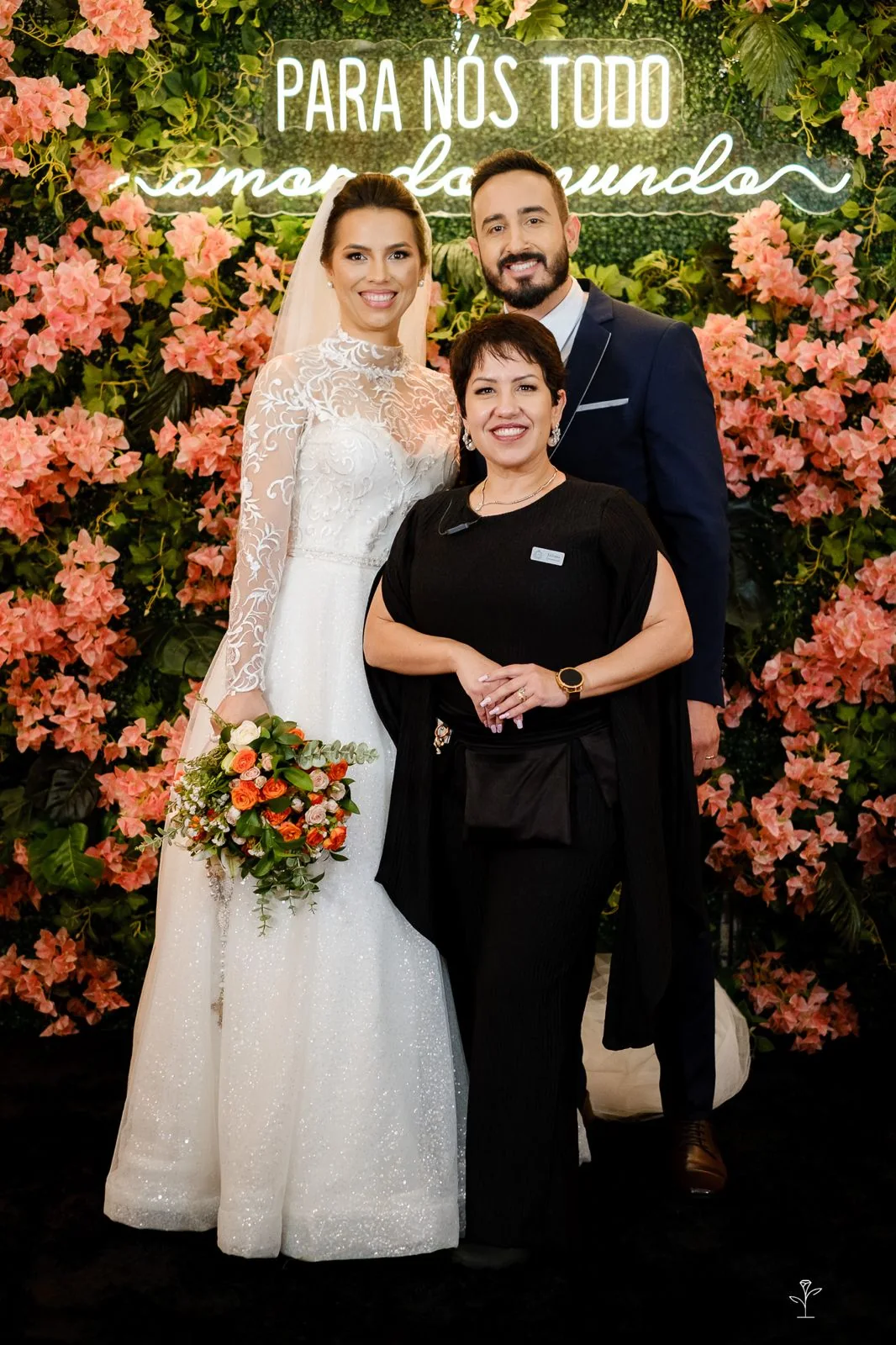 Juliana Porto ao lado dos noivos durante o casamento.