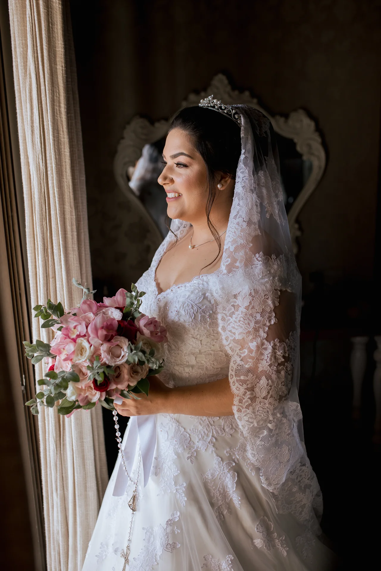 Noiva durante os preparativos de um casamento real.