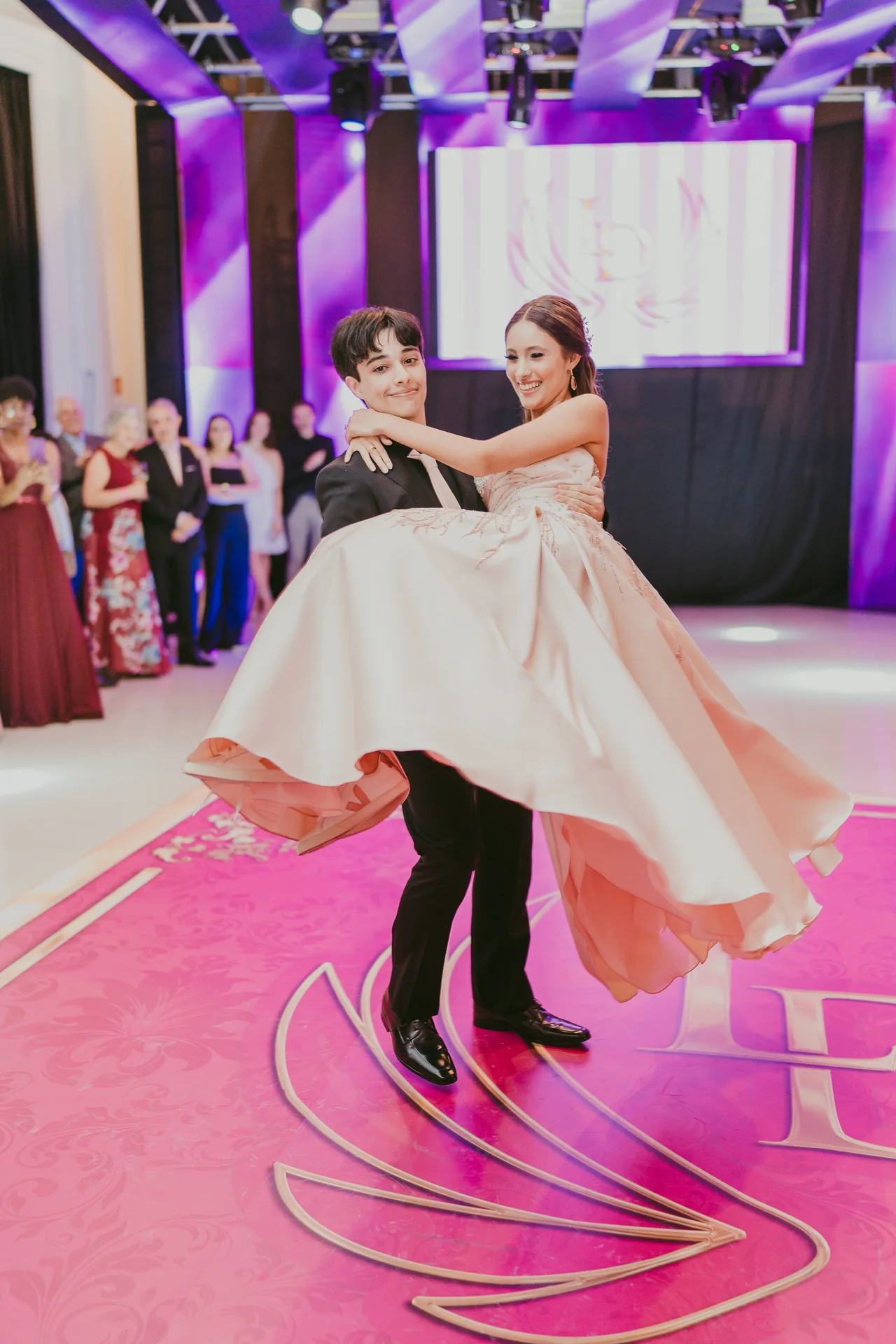 Debutante celebrando com o irmão.