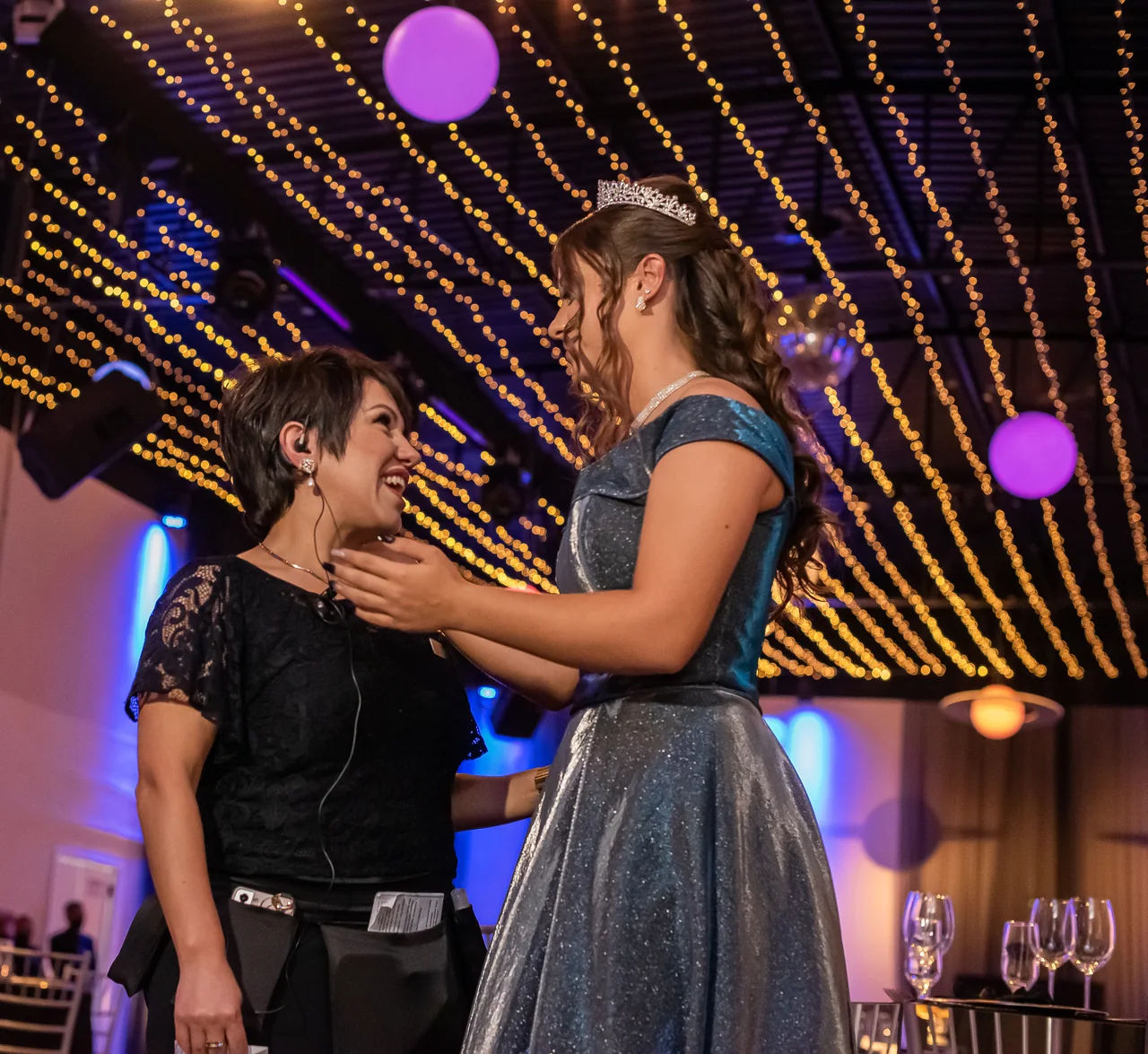 Juliana Porto acompanhando uma debutante de vestido azul