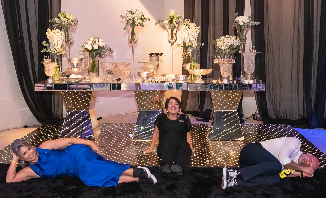 Juliana Porto, a debutante e convidados em um registro descontraído da festa de 15 anos.