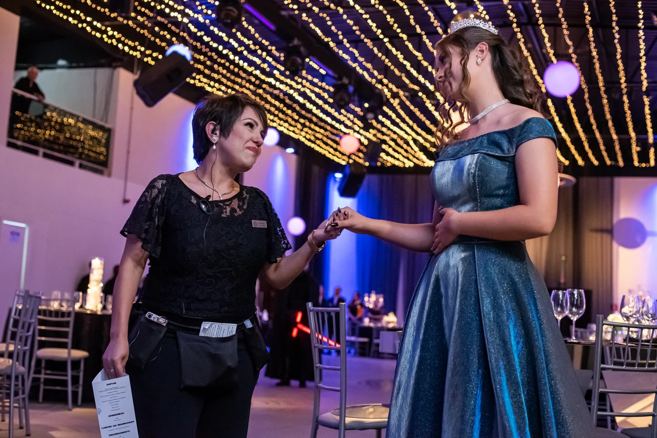 Juliana Porto orientando a debutante antes de um momento da celebração.
