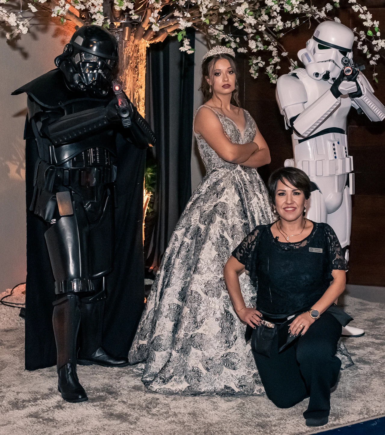 Juliana Porto ao lado da debutante em uma festa de 15 anos temática.