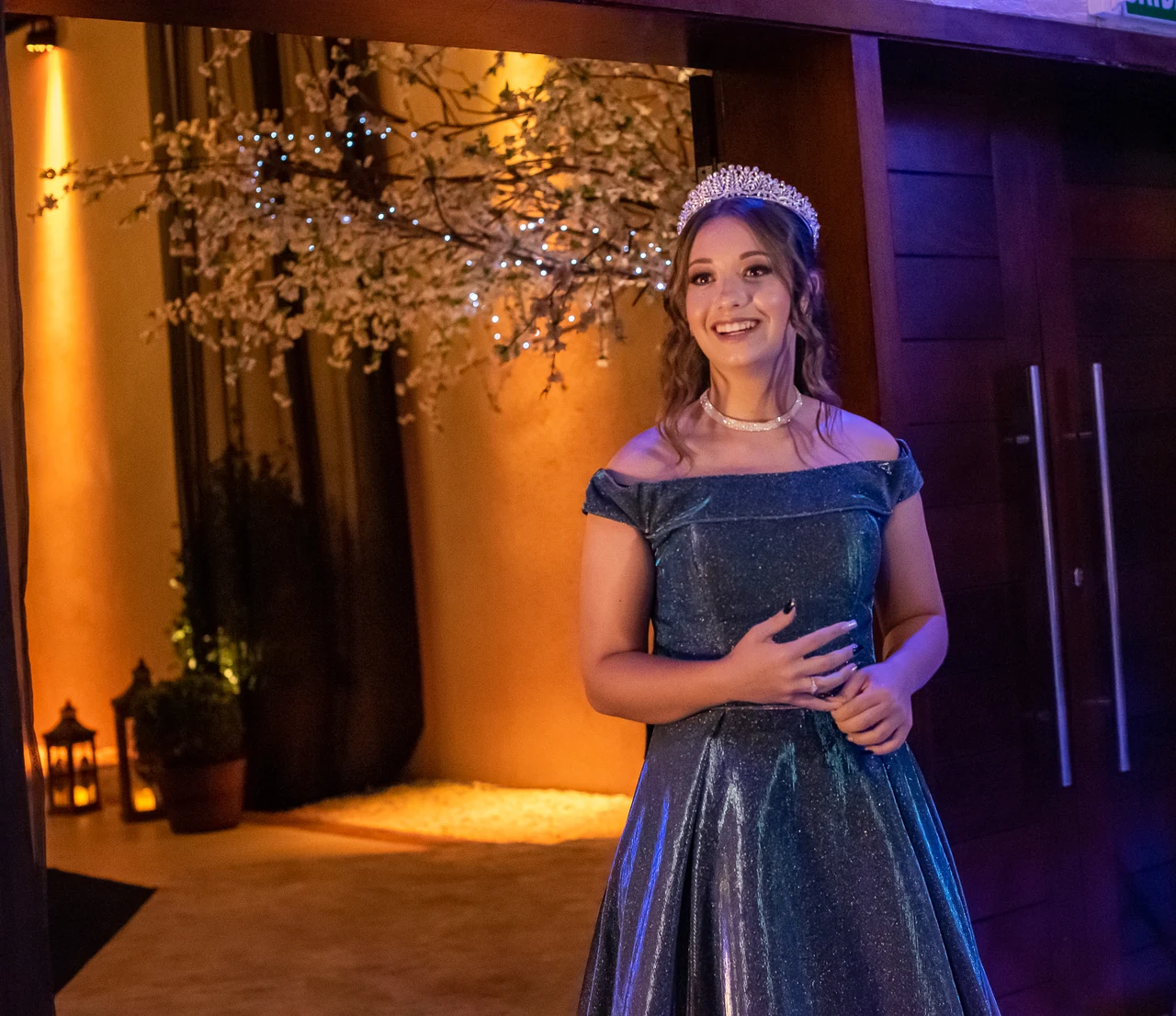 Debutante de vestido azul em um retrato durante a celebração de 15 anos.