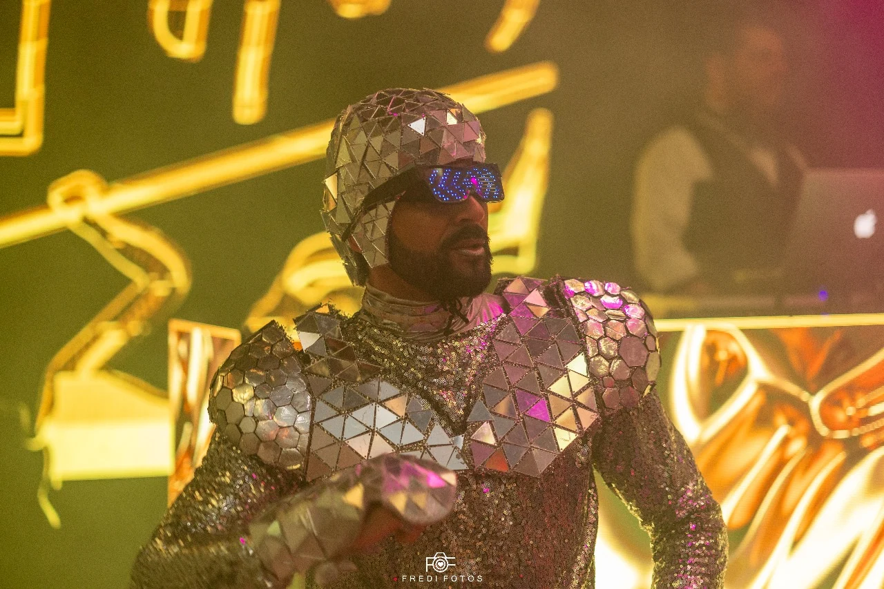 Artista com figurino espelhado durante a experiência temática.