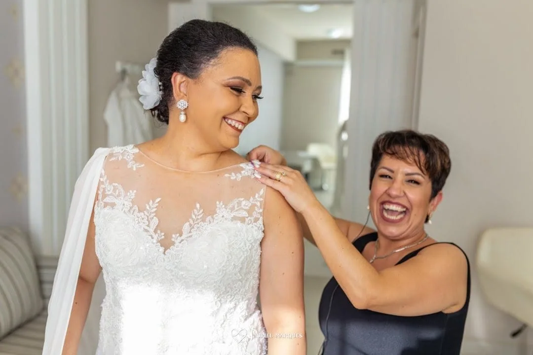 Juliana Porto e a noiva compartilhando um sorriso nos bastidores.