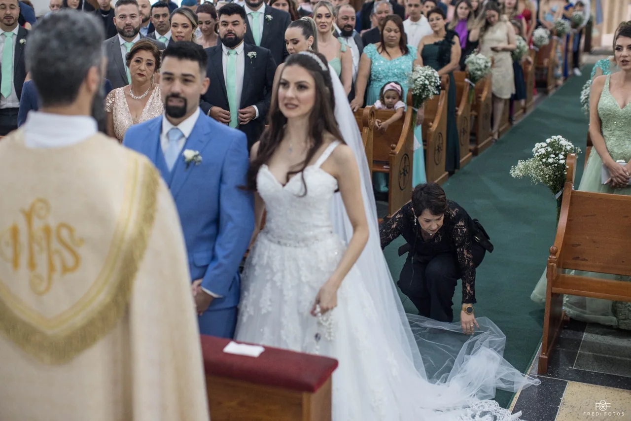 Juliana Porto cuidando do vestido durante a cerimônia.