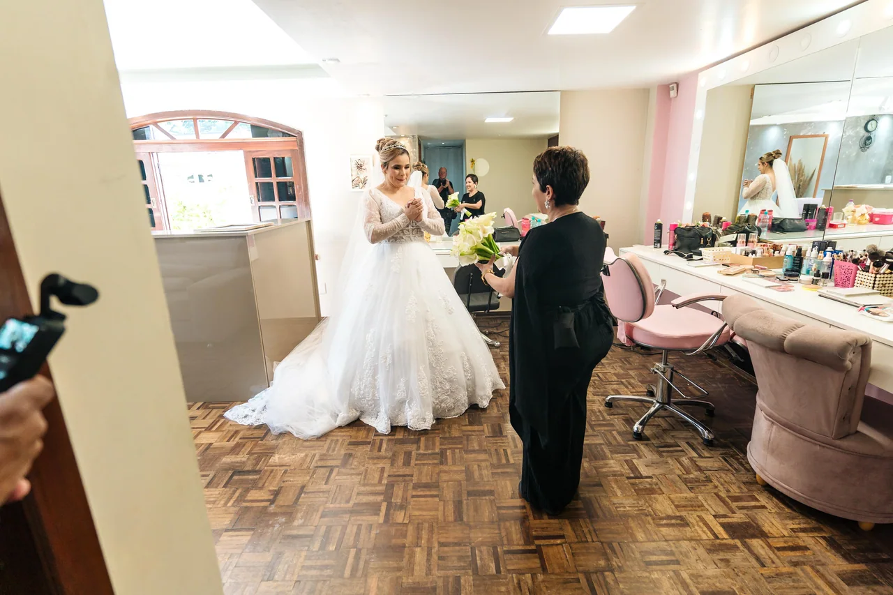 Juliana Porto conversando com a noiva durante os preparativos.