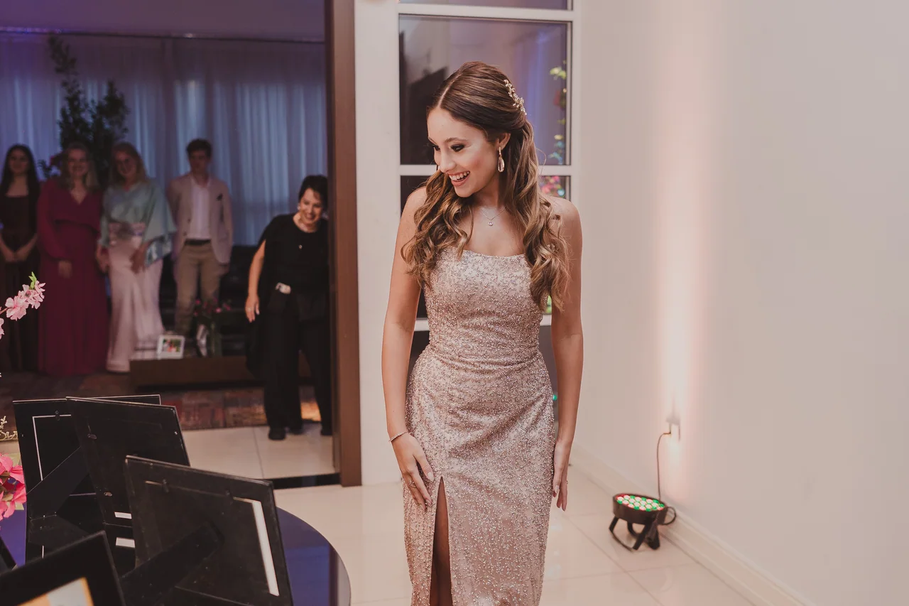 Juliana Porto acompanhando a entrada da debutante.