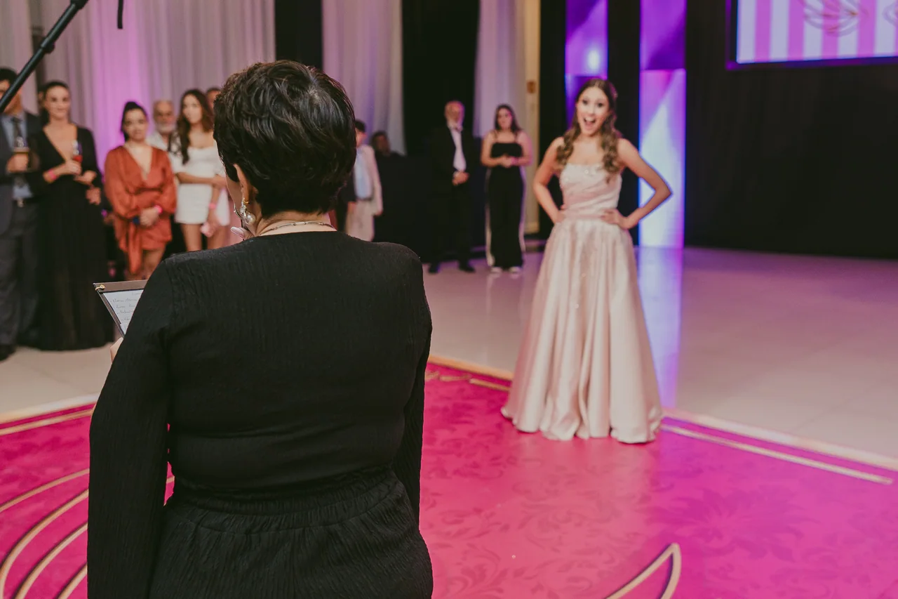 Juliana Porto orientando a debutante na pista.