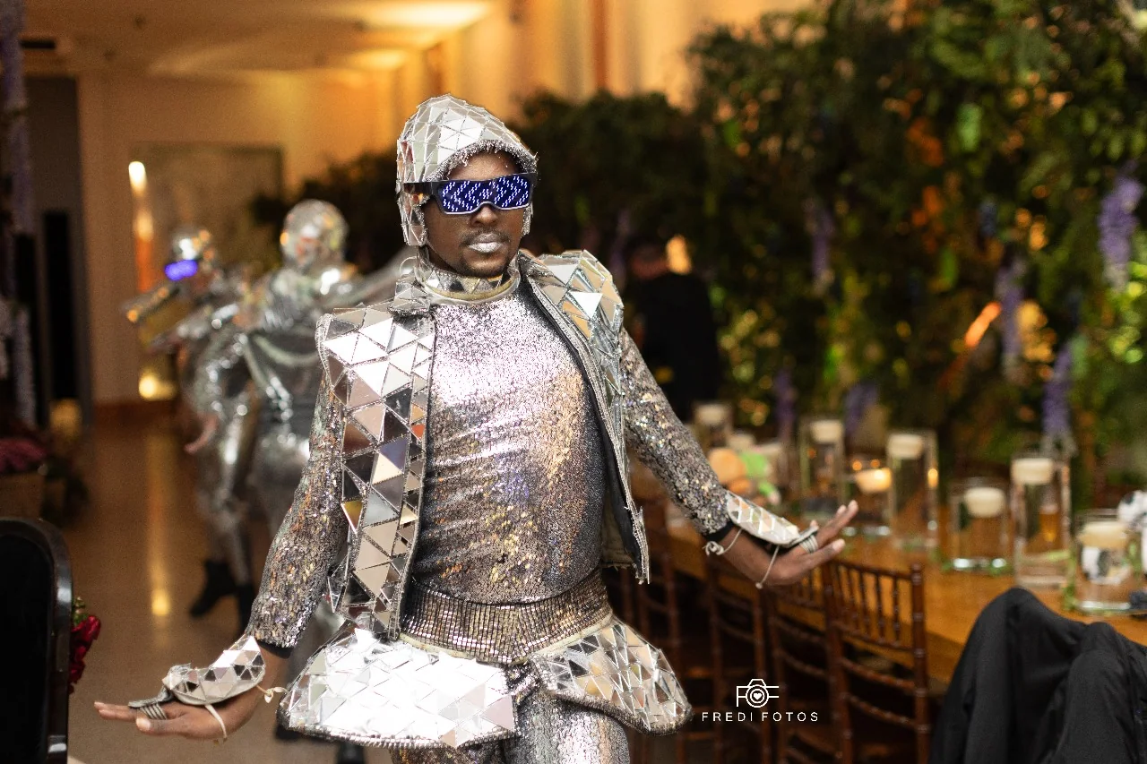 Artista com figurino espelhado durante a celebração.