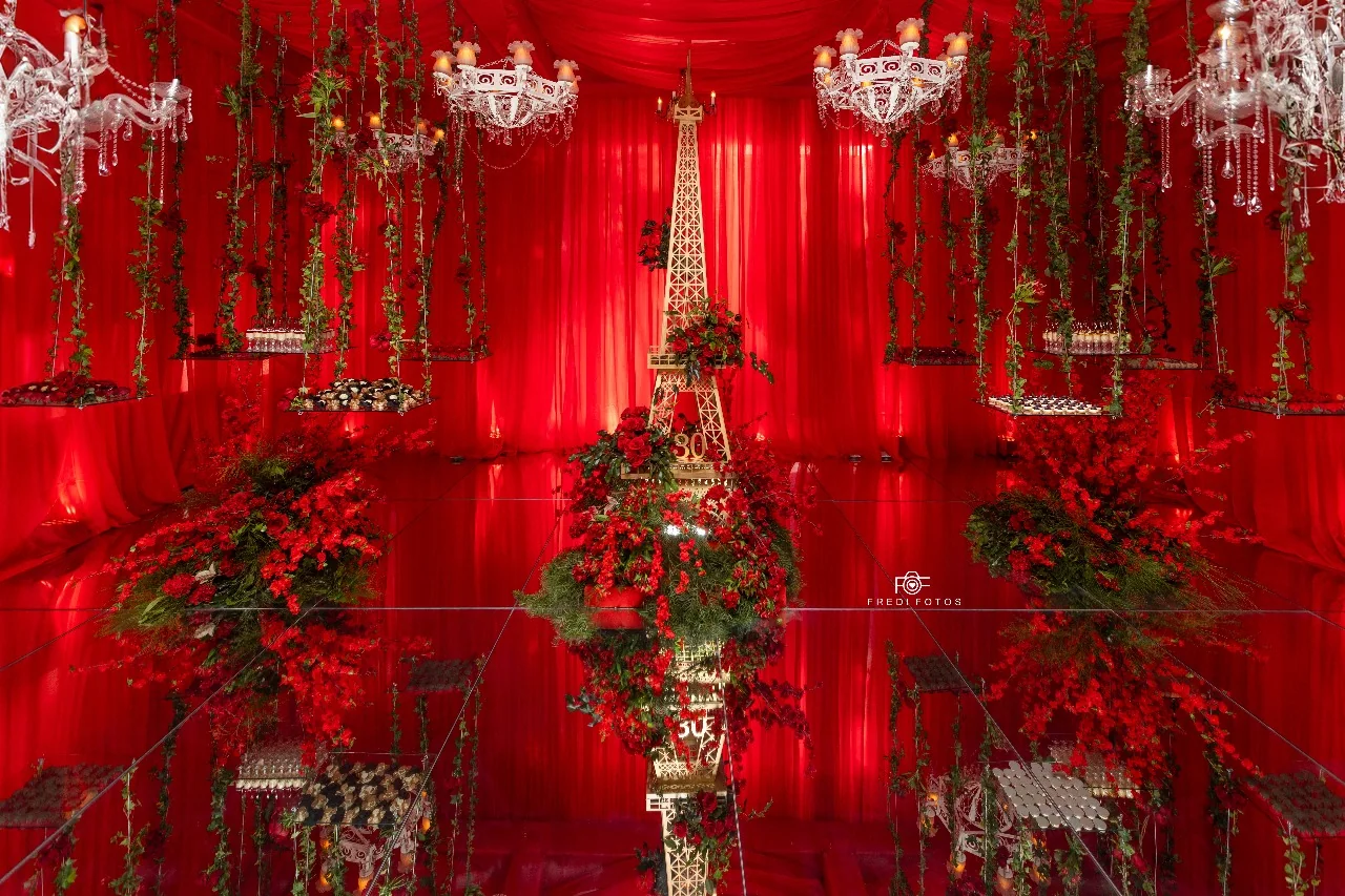 Decoração vermelha e flores do evento temático.