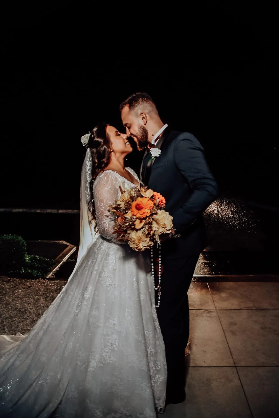 Casal em um casamento real acompanhado por Juliana Porto.