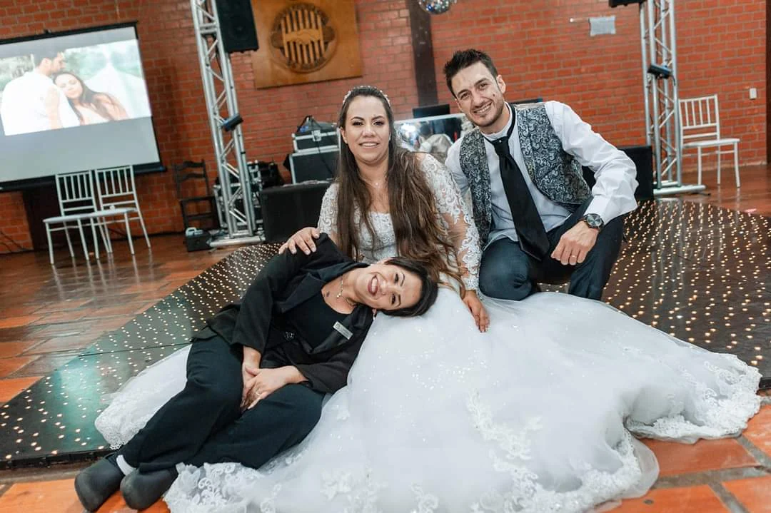 Juliana Porto junto aos noivos depois da celebração.